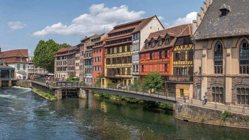 Immeubles colorés au bord d’un canal, à Strasbourg